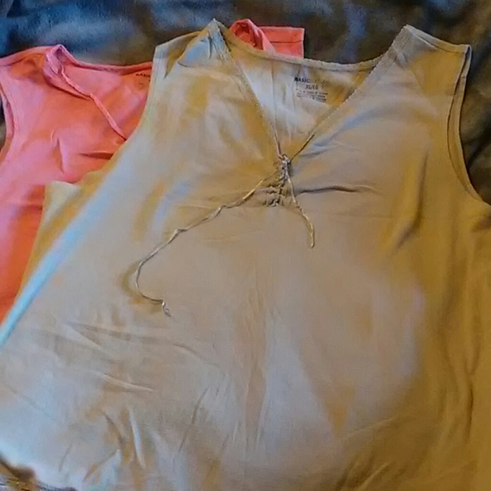 Women's lace up tank with lace trim